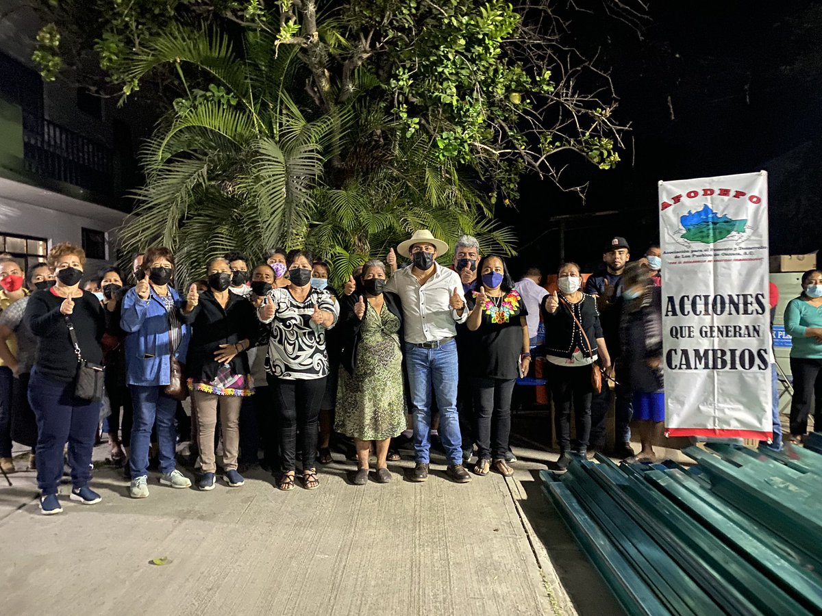 afodepoac's tweet photo. No importa la hora  cuando se trata de nuestra gente, por eso en Ejutla de Crespo entregamos acciones de Techo Firme, junto con Domingo Arango López, representante de #AFODEPO con quien seguimos llevando beneficios para las familias. https://t.co/9lTNrDJumD