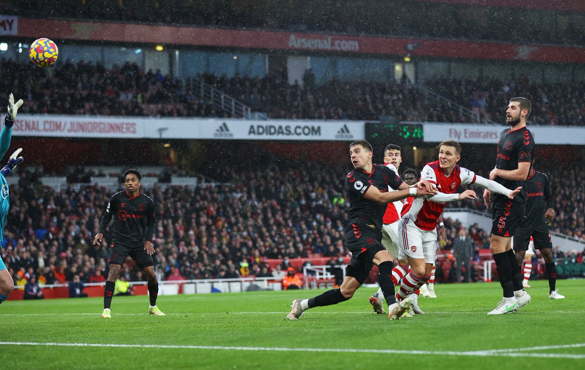 Arsenal's tweet photo. What a start! 🔥 

⏰ 21' | Lacazette
⏰ 27' | Odegaard

🔴 2-0 ⚫ (33)

#ARSSOU https://t.co/dYAGN9DWyH