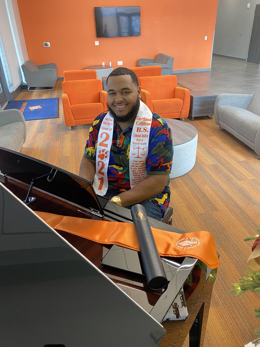 cortlluminati's tweet image. “Gotta thank God for this one
Gave me heart and wisdom 
Helped me dodge the grave, helped me dodge the system “🎓🍾 ~ Rodarius Green 

B.S. Criminal Justice 
Minor Homeland Security 
#finiSHed 
#BlackGrad