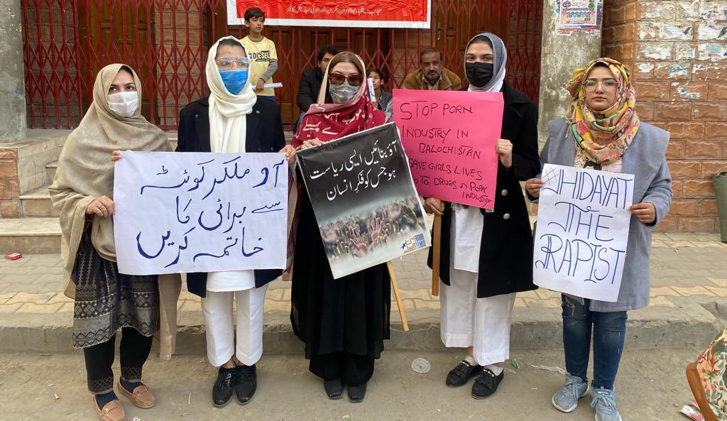 Khpaltweets's tweet image. Our #WomenOfSteel @khilji_fatima who stoop up against this brutal act of #HIDAYAT_THE_RAPIST during #QuettaProtest 

Thank you ☺️🙏 @Tayyaba_Kakar