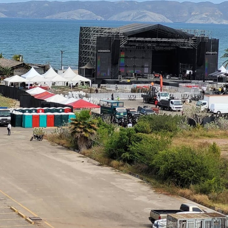 Mochima's tweet photo. Preparan el concierto de Silvestre Dangond!

#PuertolaCruz https://t.co/rV24wj65uJ