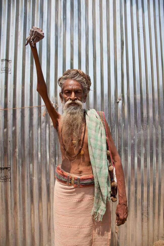 datom_dav's tweet photo. Cet homme en Inde a levé son bras un jour et a décidé de ne jamais le lâcher.  Cela fait plus de 45 ans. https://t.co/CTybRzJCDF