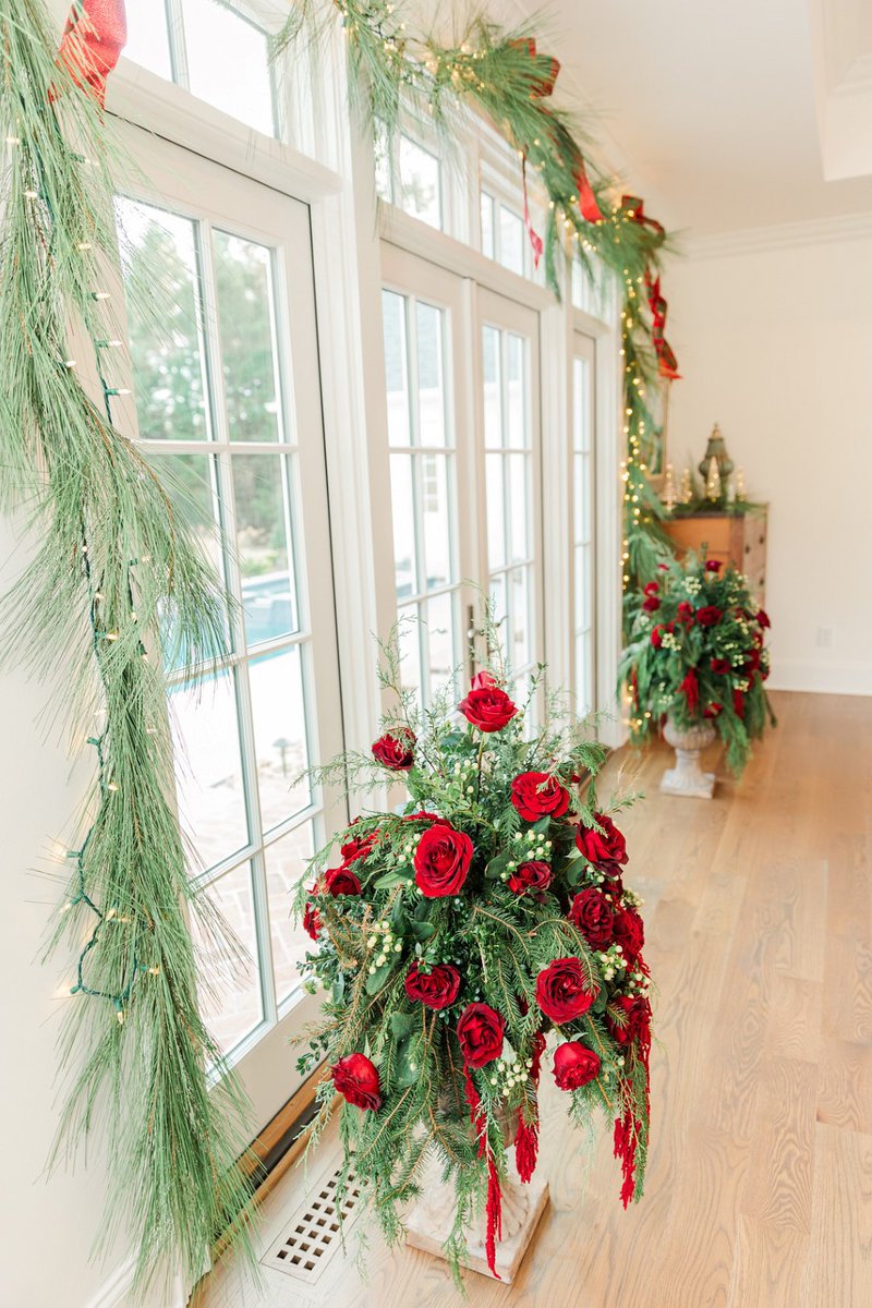 MrsPandP's tweet photo. A beautiful intimate Christmas Wedding in North Carolina with pretty red and green festive details
Images 📸 Jennifer B. Photography
https://t.co/mh9pxM036K #CeremonySetUp https://t.co/U8kn2OkcPX
