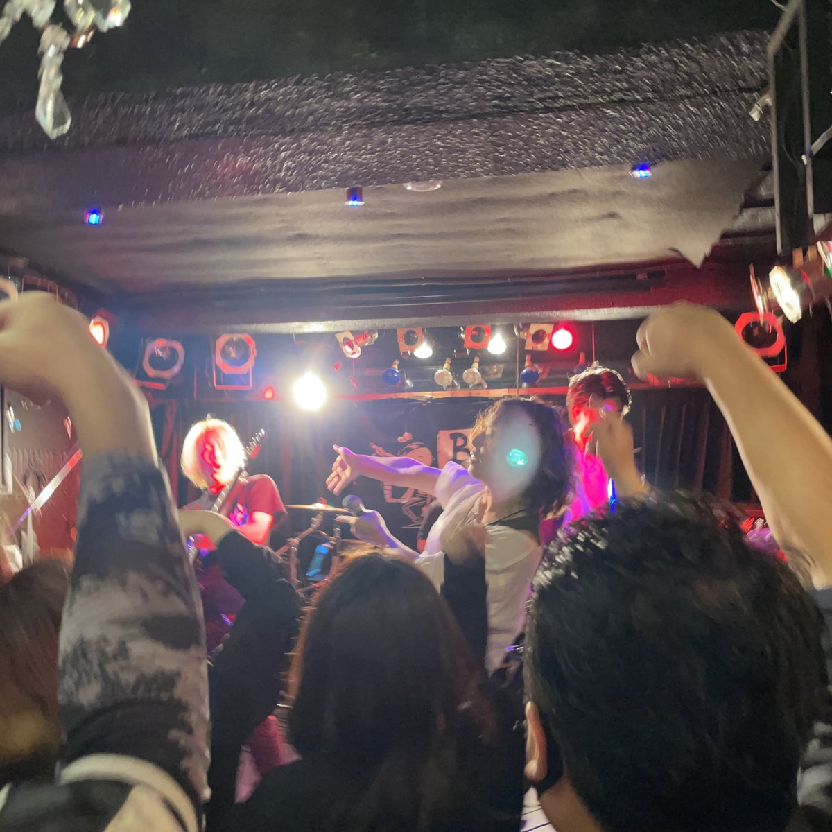HiRORiNGzzz's tweet photo. 前代未聞！10h音楽聴き放題イベント🎵
久しぶりにバンド浴びた〜ほんま最高✨
転換中のDJプレイかっこよくて最高にホットな場所、福岡カルチャー激アツや🔥🔥
#badkneerocks
#buzz72+
#seethrus
#theコットンクラブ
#ぴゅーひょろろ
#HacktheCeremony
#badkneelab
#guldilocks https://t.co/taDT0WU6H4