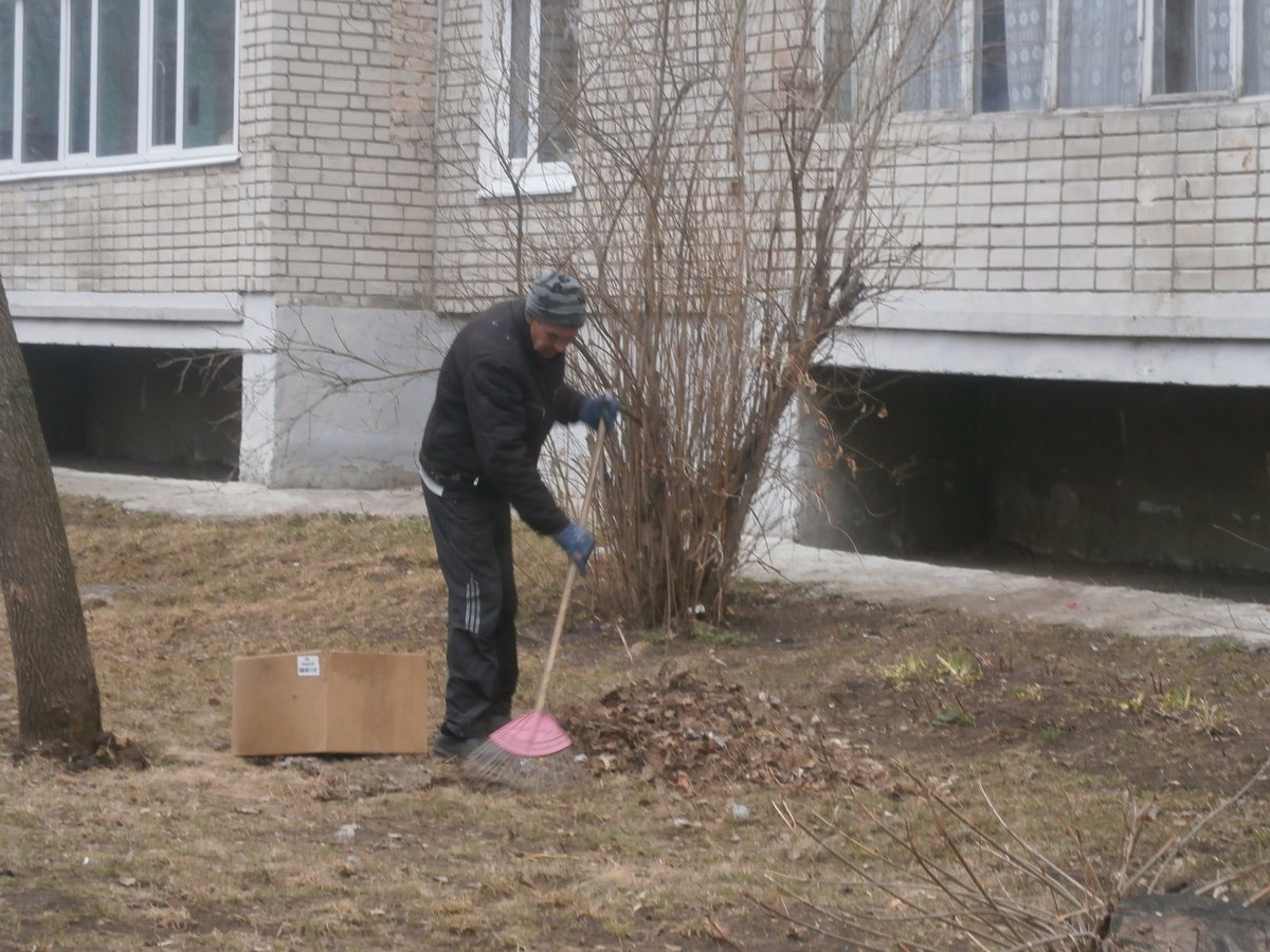 Погода позволяет убрать последние опавшие листья.