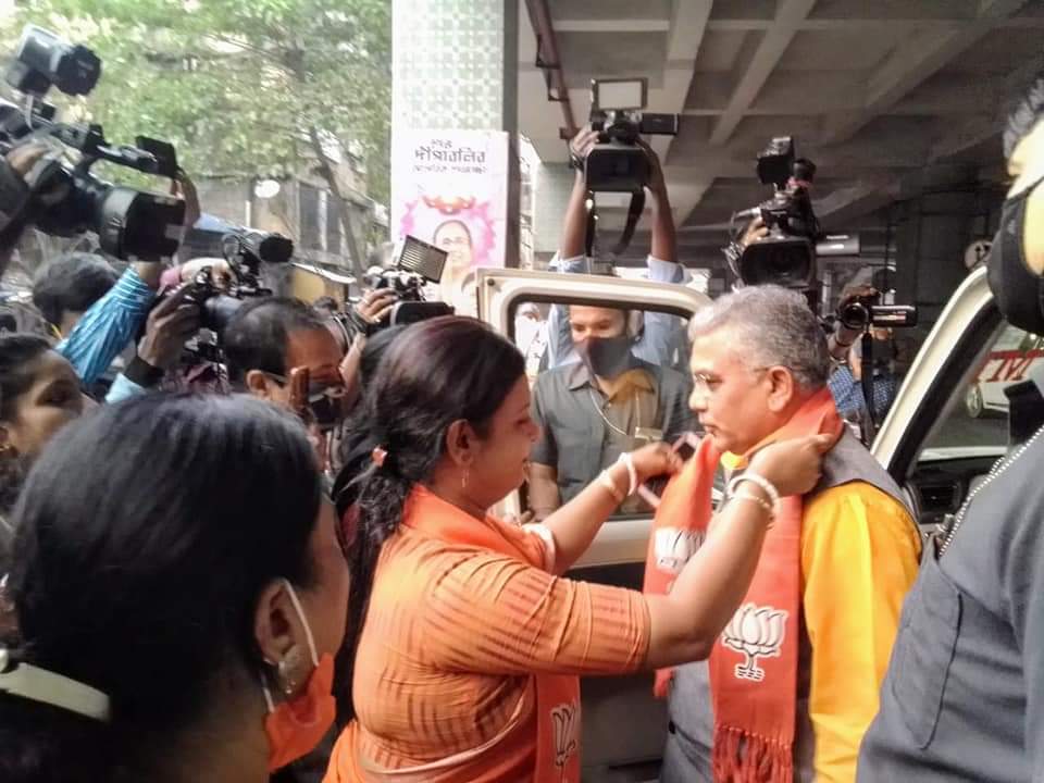 SutapaGuptaBJP's tweet photo. #Vote4BJP 
#KolkataJitbeJitbeBJP 
আজ 132 নম্বর ওয়ার্ডের প্রচার, উপস্থিত ছিলেন কেন্দ্রীয় সহ-সভাপতি দিলীপ দা।
@BJP4Bengal 
@BJPMM4Bengal 
@BJPMahilaMorcha 
@DilipGhoshBJP
@narendramodi https://t.co/IVEgUii2cW