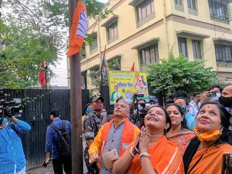 SutapaGuptaBJP's tweet photo. #Vote4BJP 
#KolkataJitbeJitbeBJP 
আজ 132 নম্বর ওয়ার্ডের প্রচার, উপস্থিত ছিলেন কেন্দ্রীয় সহ-সভাপতি দিলীপ দা।
@BJP4Bengal 
@BJPMM4Bengal 
@BJPMahilaMorcha 
@DilipGhoshBJP
@narendramodi https://t.co/IVEgUii2cW