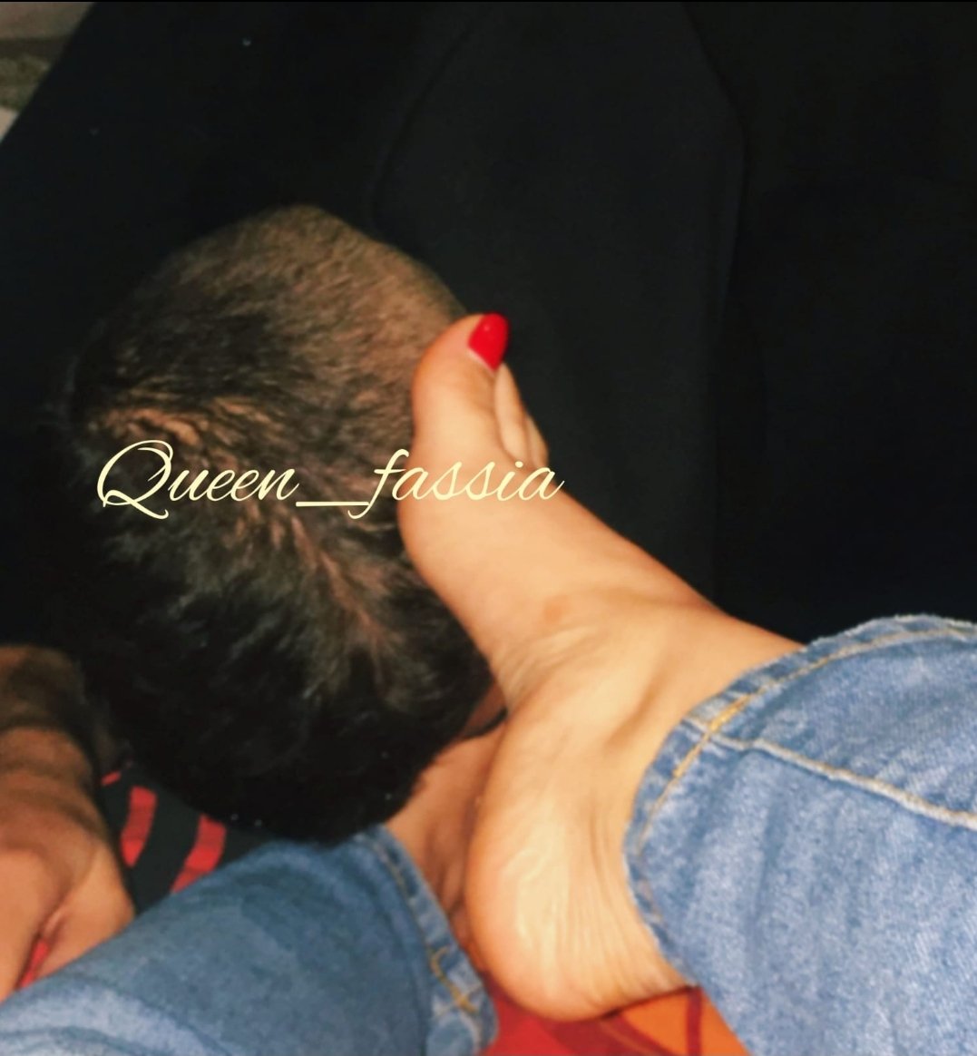 who is interested in sessions and having the honneur of licking my feet .👑
you are a money slave goo private 👑