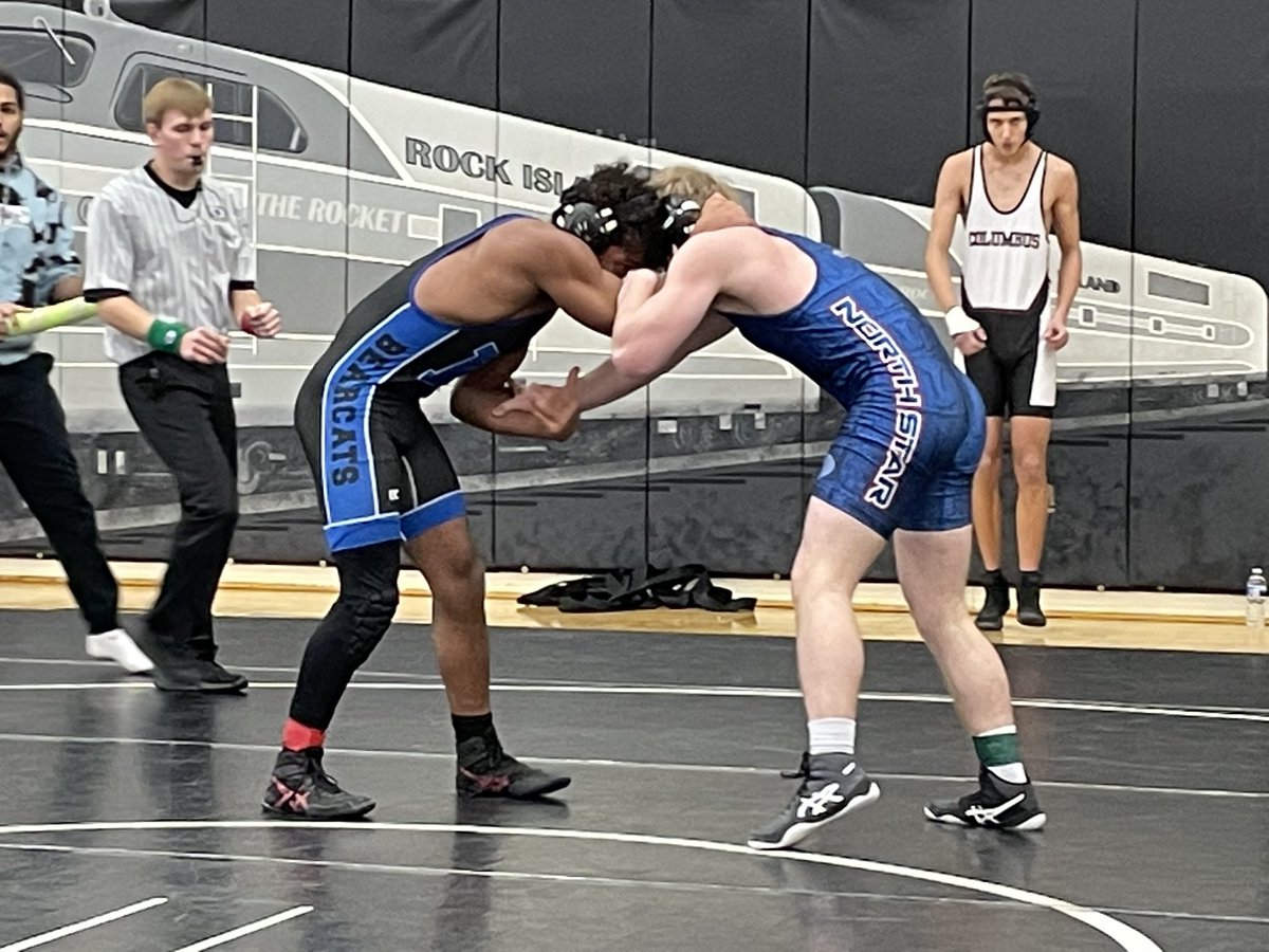 lnsathletics's tweet photo. JV wrestlers are hitting the mat at the LNE Invite this morning. #GatorPower https://t.co/Cn4oH9d9J9