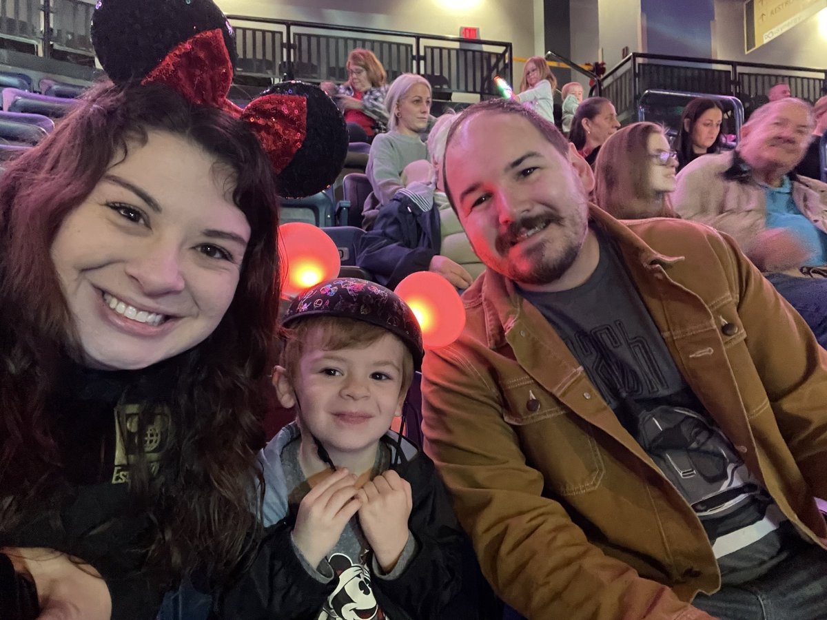 MamieM423's tweet photo. #DisneyonIce with our little man 💙 https://t.co/6s1vYPu2eO