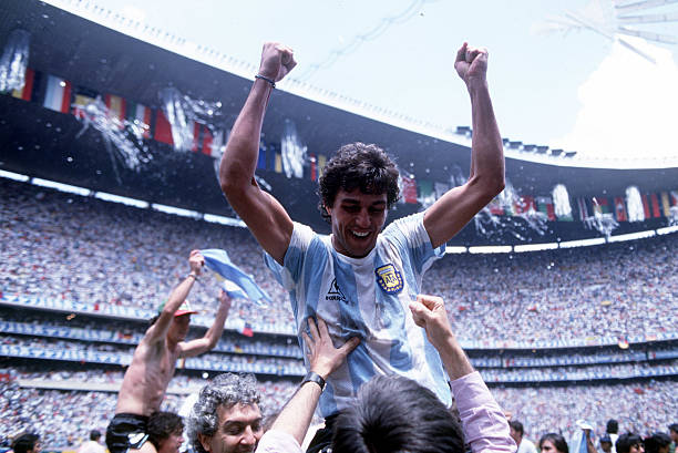 SiempreAlDiego's tweet photo. Hace un rato marcamos el aniversario de la muerte de #Cuciuffo, pero hoy cumple 65 años otro de los héroes del '86: Ricardo #Giusti. Emblema de Independiente, protegido de #Bilardo y con una carrera intachable.

Felicidades, Gringo! https://t.co/gF3ffLPYIl