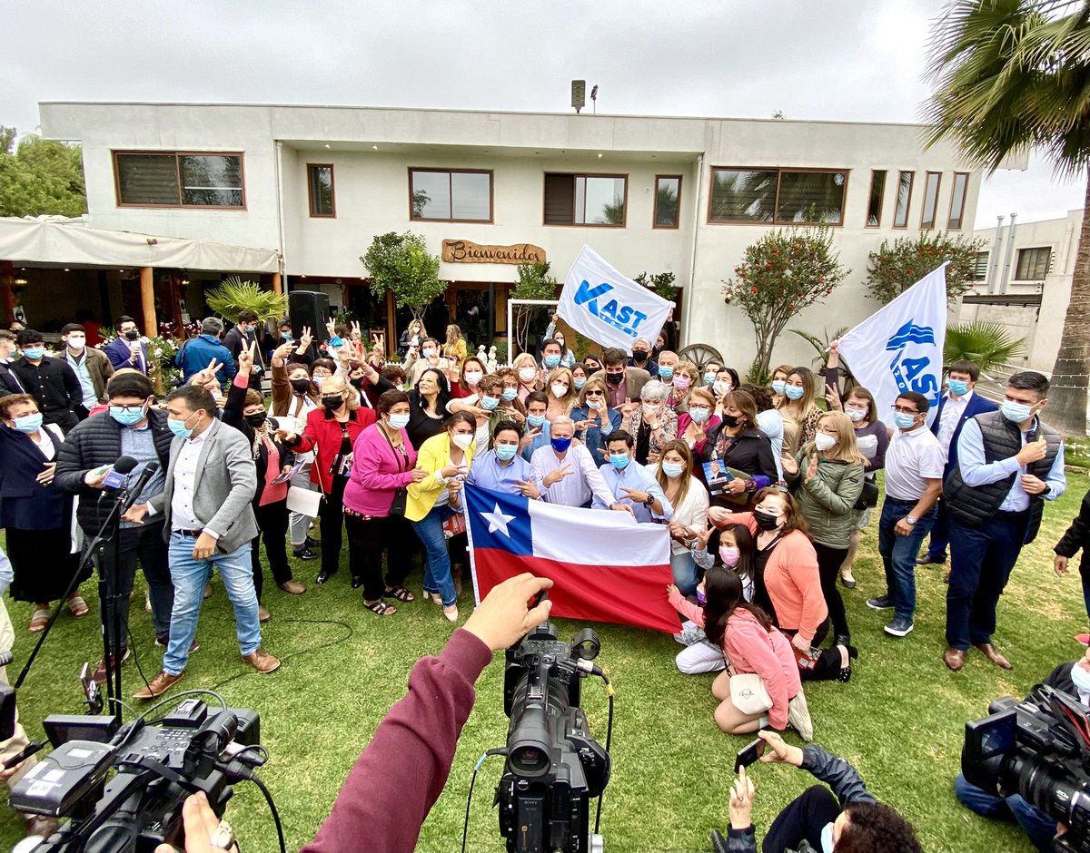 Un Chile mejor, con paz social y desarrollo económico solidario se construye con 🙌🏼 abiertas y no con ✊🏼 cerrado. Por eso apoyo a <a href="/joseantoniokast/">José Antonio Kast Rist 🖐️🇨🇱</a> y me la juego por proteger la libertad y los sueños de la clase media que no merece vivir la pobreza y el sometimiento del comunismo.