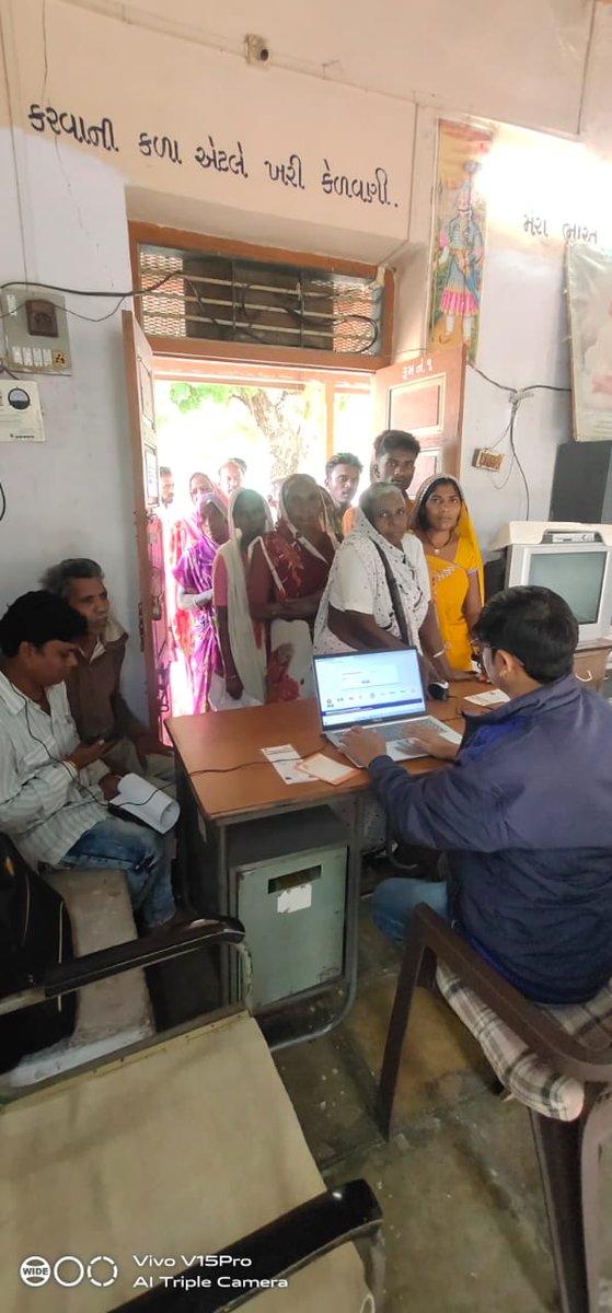 #eshramcamp
જિલ્લા વહીવટી તંત્રના માર્ગદર્શન હેઠળ જિલ્લામાં વિવિધ જગ્યાએ ઈ-શ્રમ કાર્ડ અંગેના કેમ્પોનું આયોજન કરી 1 લાખ થી વધારે અસંગઠિત કામદારોનું "ઈ-શ્રમ" પોર્ટલ પર રજિસ્ટ્રેશન કરવામાં આવ્યું.
<a href="/PMOIndia/">PMO India</a> 
<a href="/CMOGuj/">CMO Gujarat</a> <a href="/Bhupendrapbjp/">Bhupendra Patel</a> <a href="/pkumarias/">Pankaj Kumar</a> <a href="/GujLabEmpDept/">Labour,Skill Development and Employment Department</a> <a href="/commi_labourGuj/">Commissioner of Labour, Gujarat</a>