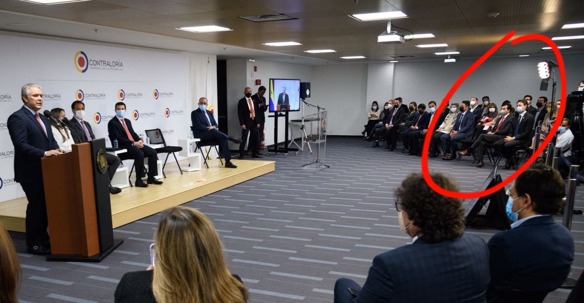 AndresJRendonC's tweet photo. En política y en el sector público las formas son muy importantes. Bajar a Quintero de la tarima principal durante la firma del contrato con la aseguradora, para salvar Hidroituango, lo dice todo. Su ocaso, el de un perdedor, el de un agitador de odios que se quedó en la banca. https://t.co/Vp03E5MaQZ