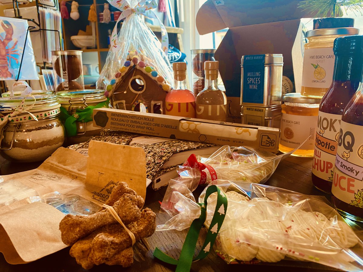 WatchHouseCafe's tweet image. Struggling to find gifts this Christmas?
Pop into the Watch and select from our Christmas range as well as our other bits such as:
-Eco friendly products 🍃
-Cookbooks 📖
-Our doggie selection🐕‍🦺
Plus Jam and Preserves  🍓
and more..