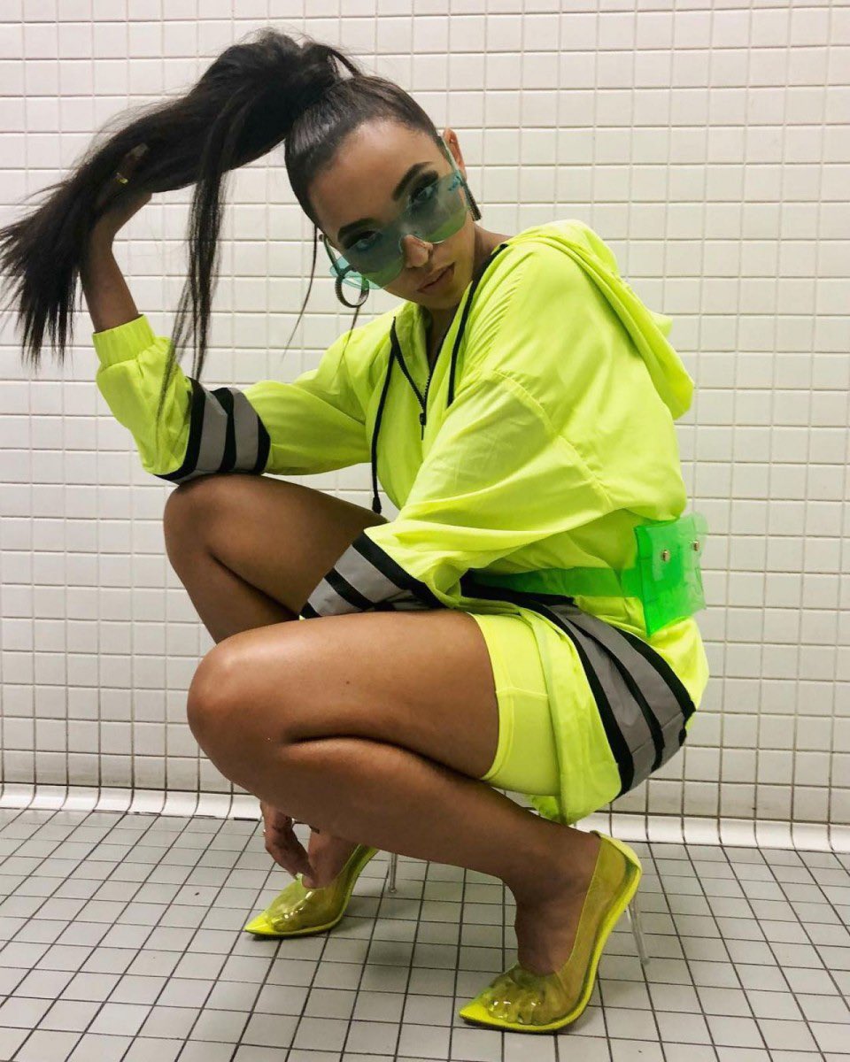 nashedaiIy's tweet photo. i think…tinashe in neon is perfect https://t.co/BPBxXRUDp8