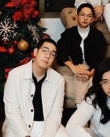 dimpji's tweet photo. Iz diz kopol tings? https://t.co/rgQvHlWCdk