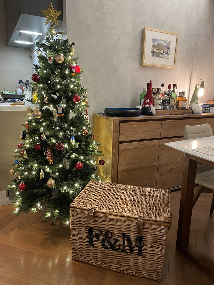 peterjameson's tweet photo. Tree up. Hamper in. Christmas starts here @Fortnums #HongKong https://t.co/Wvgf7OOqGO