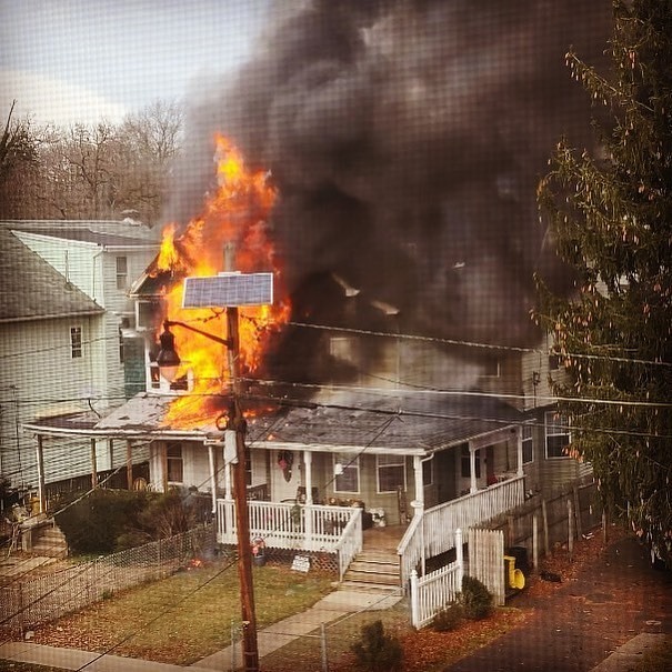 KempterFireWire's tweet image. TRENTON NJ: 906 Carteret Ave, fire 2nd floor of a 2.5 story semi. E-9, E-8, E-1, L-1, R-1, NB ‘B’ platoon #westtrentonjobs #sevensquaremiles #burnbuilding 

📸 #theurbanarmy @urbanfiretraining instagr.am/p/CXWSlL-Ljii/