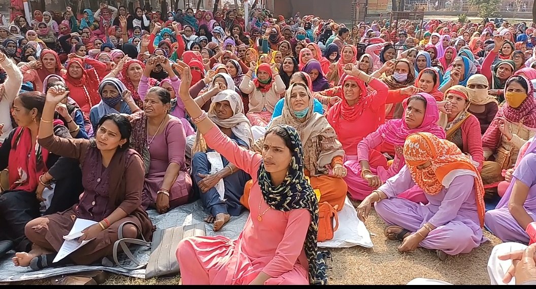 2020News5's tweet photo. आंगनवाड़ी वर्करों ने शुरू किया अनिश्चितकालीन धरना..
मांगों को लेकर सरकार के खिलाफ जमकर की नारेबाजी..
सरकारी कर्मचारी के बराबर दर्जा देने की मांग, https://t.co/9FYeRBJA9n