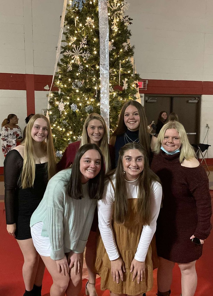 HCBroncoSB's tweet photo. Bronco softballers at the Boar's Head Dinner https://t.co/Hw6vNeKSp1