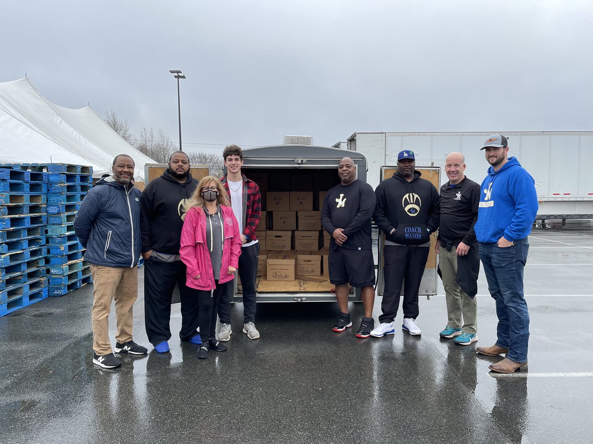 JMHS_Live's tweet photo. Our partnership with Mountaire is more than a sponsorship. We are grateful to have the opportunity to impact the community with the Christmas for Thousands.
Jets were busy this morning packing and distributing food boxes for the community!
#Jetsmas #MountaireCares #Community https://t.co/OyXDBYFALs