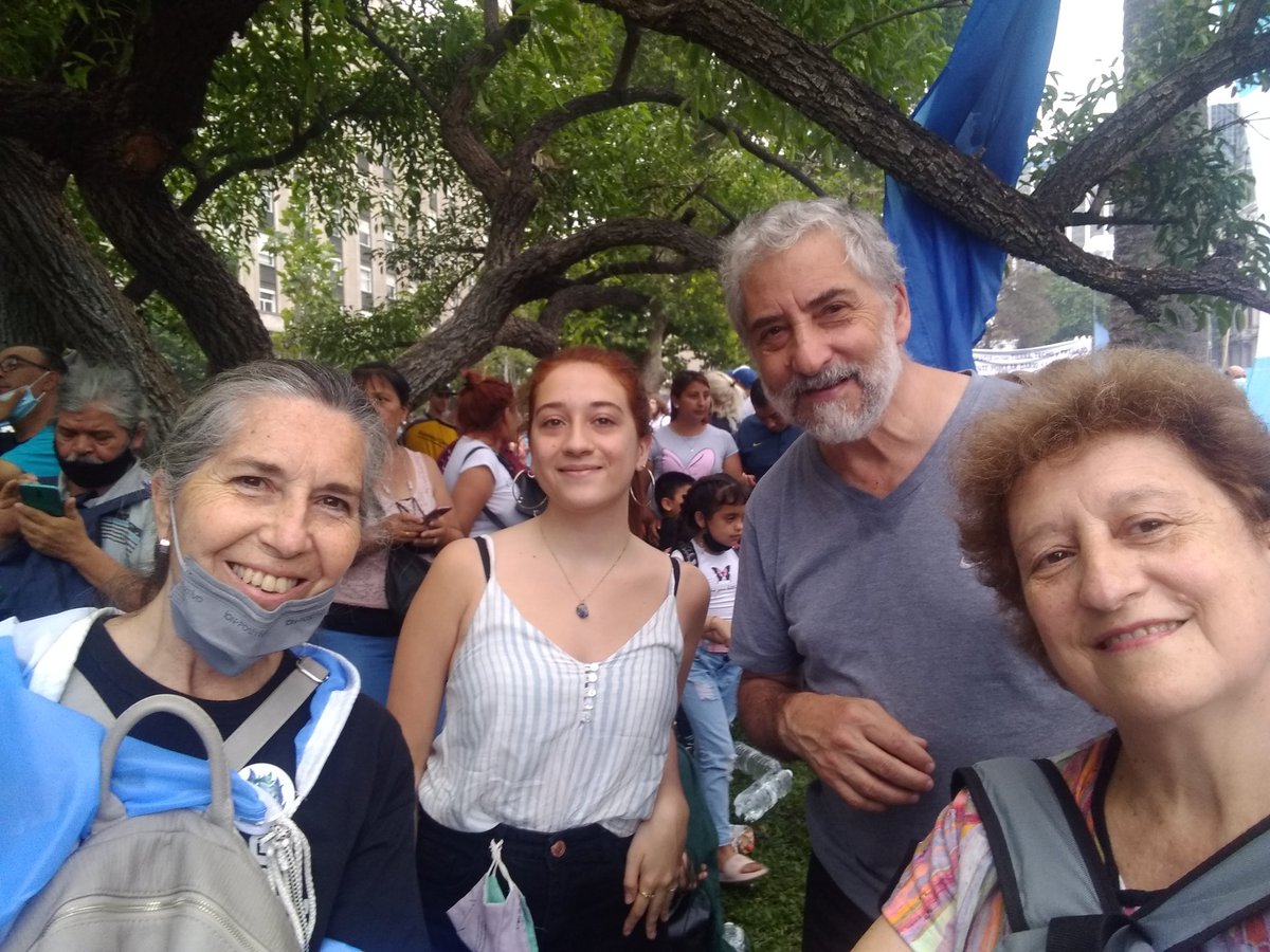 BussoInes's tweet photo. En la Plaza de Mayo en familia y totalmente emocionada https://t.co/u23Gybj4tD