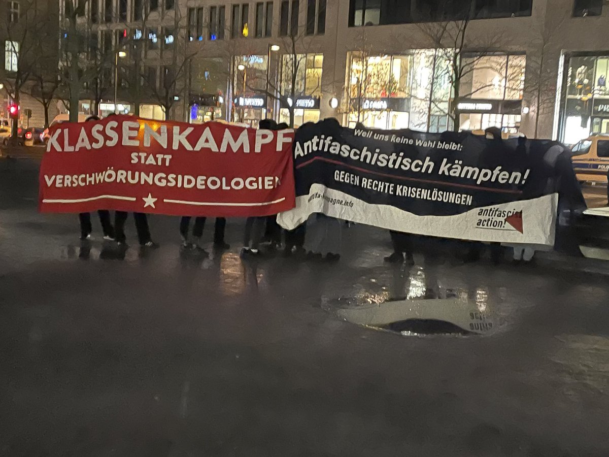 #ffm1112 die Polizisten haben den Protest der #antifa abgedrängt und die Schwurbler dürfen in Ruhe Lügen verbreiten