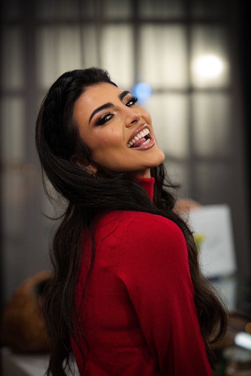GiuliaSalemi93's tweet photo. Questa è una cosa che voglio condividere e celebrare con voi perchè dopo un anno pazzesco vissuto tutto d'un fiato non vorrei che questa cosa passasse in secondo piano. 
Oggi alle ore 18 su @SkyItalia o @NOWTV_It le prime due puntate di #artistidelpanettone, commentiamo insieme❤️ https://t.co/cGSMGMrNWe