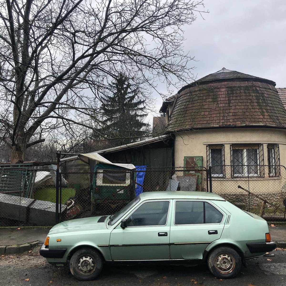 DeadCarWalking's tweet photo. Strange combo

Volvo 360 spotted in Budapest.
#Volvo #Volvo360
@GeorgeCochrane1 @addict_car @Rockstarscars @YesterdaysDrive https://t.co/MUaNRBTk3Y