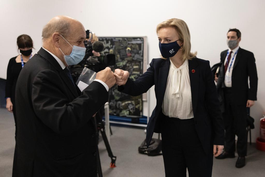 🇬🇧 🇫🇷 Good discussion with Foreign Minister <a href="/JY_LeDrian/">Jean-Yves Le Drian</a> in Liverpool at the #G7. 

We are working with France on:

➡️ Promoting freedom and democracy globally

➡️ Standing up to malign actors, including Russia

➡️ Practical, pragmatic solutions to bilateral issues