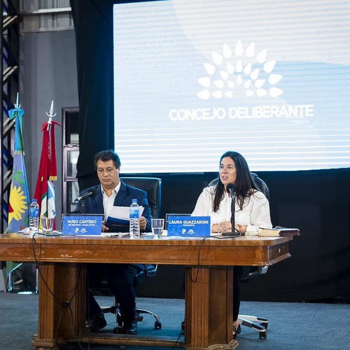 EscobarHCD's tweet photo. Renovación en el Honorable Concejo Deliberante de Escobar.

En una Sesión  celebrada en el Colegio Ramón A. Cereijo, con la presencia de vecinos y vecinas, funcionarios y funcionarias del Departamento Ejecutivo, el Intendente interino @BetoRamil y el Intendente @ArielSujarchuk. https://t.co/C2cnLUZE6r