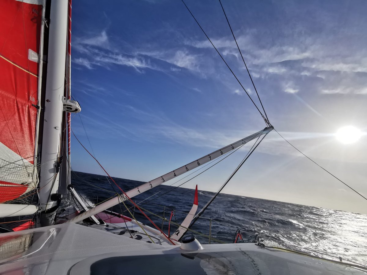 VoileMACSF's tweet photo. [RETOUR À LA BASE] Tout va bien à bord pour Isa, Cécile et Florian qui ont actuellement plus de 25 noeuds de vent sur l’#IMOCA MACSF. La mer est formée, ce qui les empêche d'aller encore plus vite. Le retour à terre est pour bientôt, lundi ou mardi. 
#LorientGrandLarge https://t.co/uJkUUDSyza