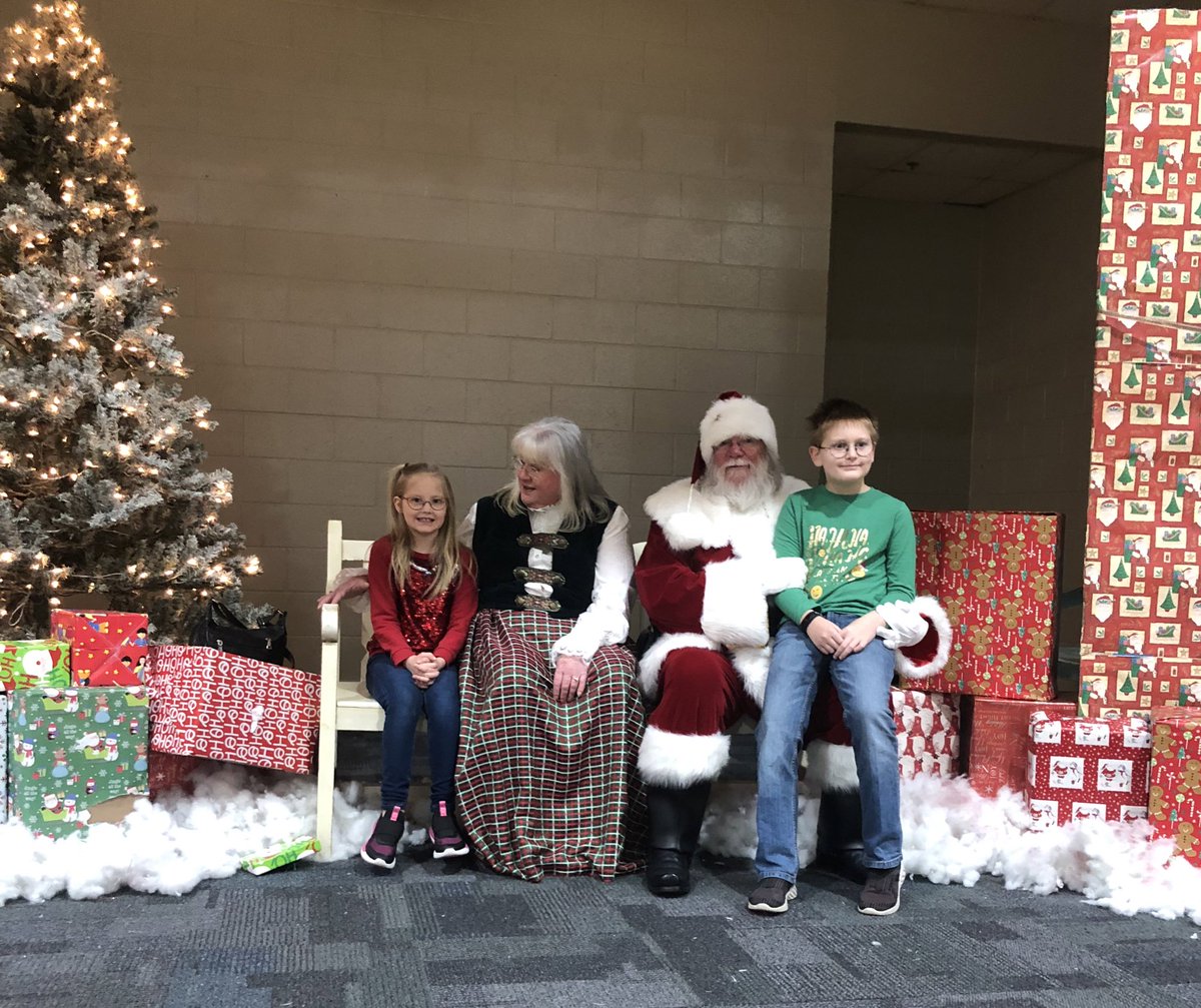 HallcoFES's tweet photo. Christmas is in the air at Friendship Elementary! #santabreakfast 🎄🎅🤶🎄 https://t.co/K5bffk7au7