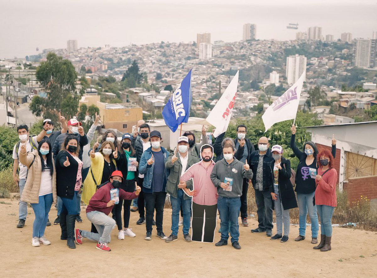 JorgeSharp's tweet photo. En el Cerro Ramaditas estuvimos junto @IraciHassler, @Duranbaronti, @luiscuellop y el consejero regional Manu Lanas, en el puerta a puerta por nuestra ciudad. ¡Este 19 de diciembre Valparaíso por @gabrielboric! https://t.co/nU0iXCABkY