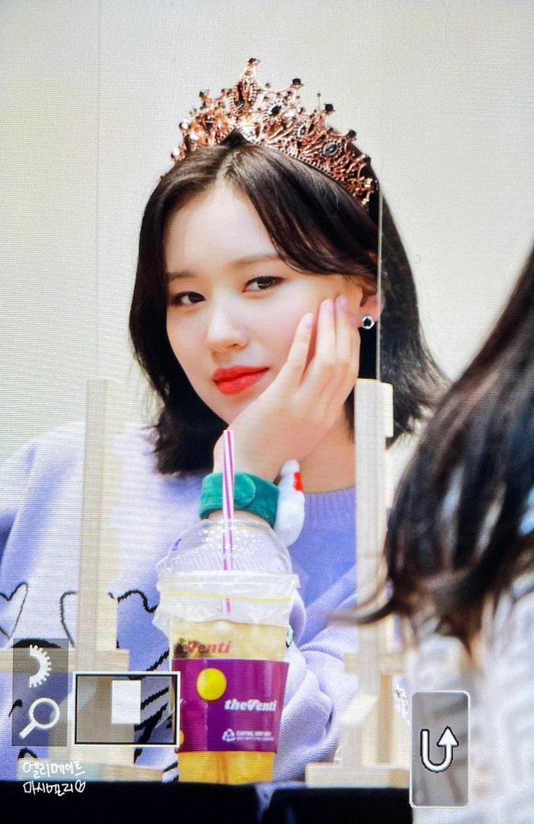 ellythinking's tweet image. take a moment to appreciate princess haerim please 😁