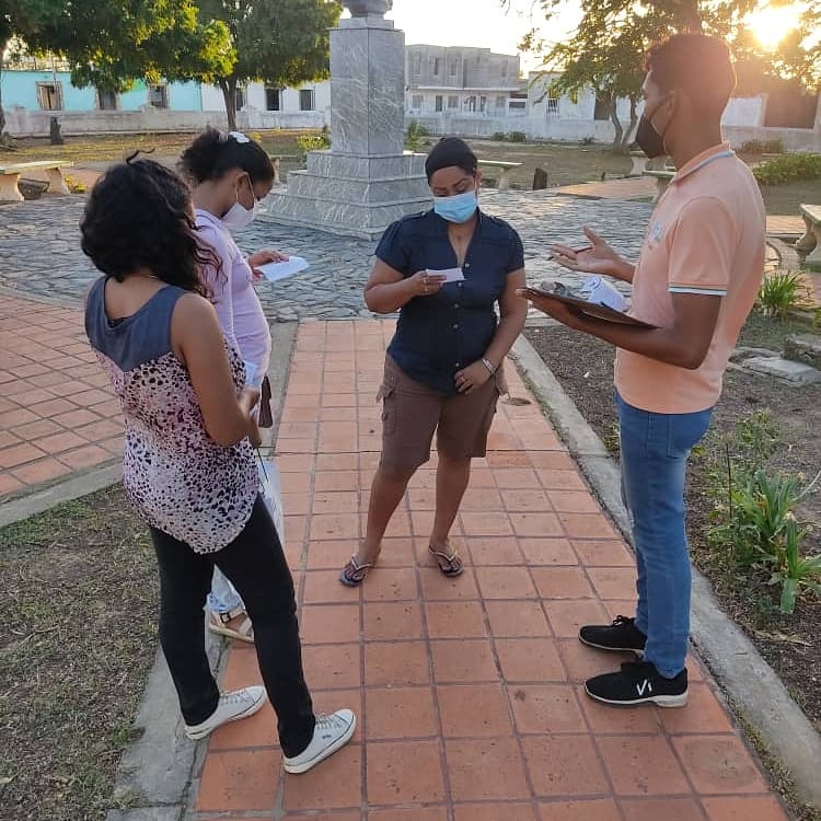 RJV_Falcon's tweet photo. El día miércoles se llevo acabo en la comunidad de Santa Ana de Paraguana - Falcón un volanteo con el objetivo de Incentivar a los habitantes de la comunidad a involucrarse de forma activa a través de acciones que promuevan la participación social.

Juntos Formamos País🟡🔵🔴 https://t.co/7sSDpjIJ67