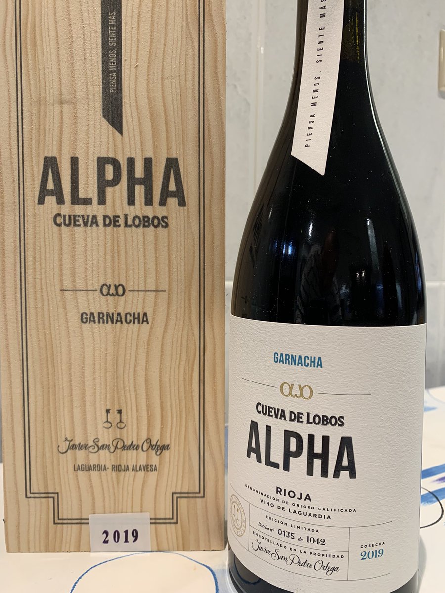 unamunzaga's tweet photo. “Había escuchado que las garnachas eran uvas de tierras frías, pero también que en Laguardia no maduraban. Por eso casi no existen.
Eclosionó lo que más nos gusta: el no haber con el no poder. Saltamos al vacío para plantar la garnacha a nuestra manera” Brutal!!!!!#Enjoyingwine https://t.co/LR0zRtQEnI