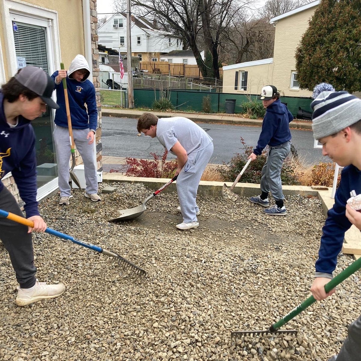 UnionvilleBaseb's tweet photo. Our season of giving rolls on, as this group gave up their entire Saturday to put in some hard work at Forgotten Cats animal rescue. It was great to see our friends at the shelter, and they certainly needed our help. #community #service #valuesandstandards #baseballlife https://t.co/9DsD9Bo61c