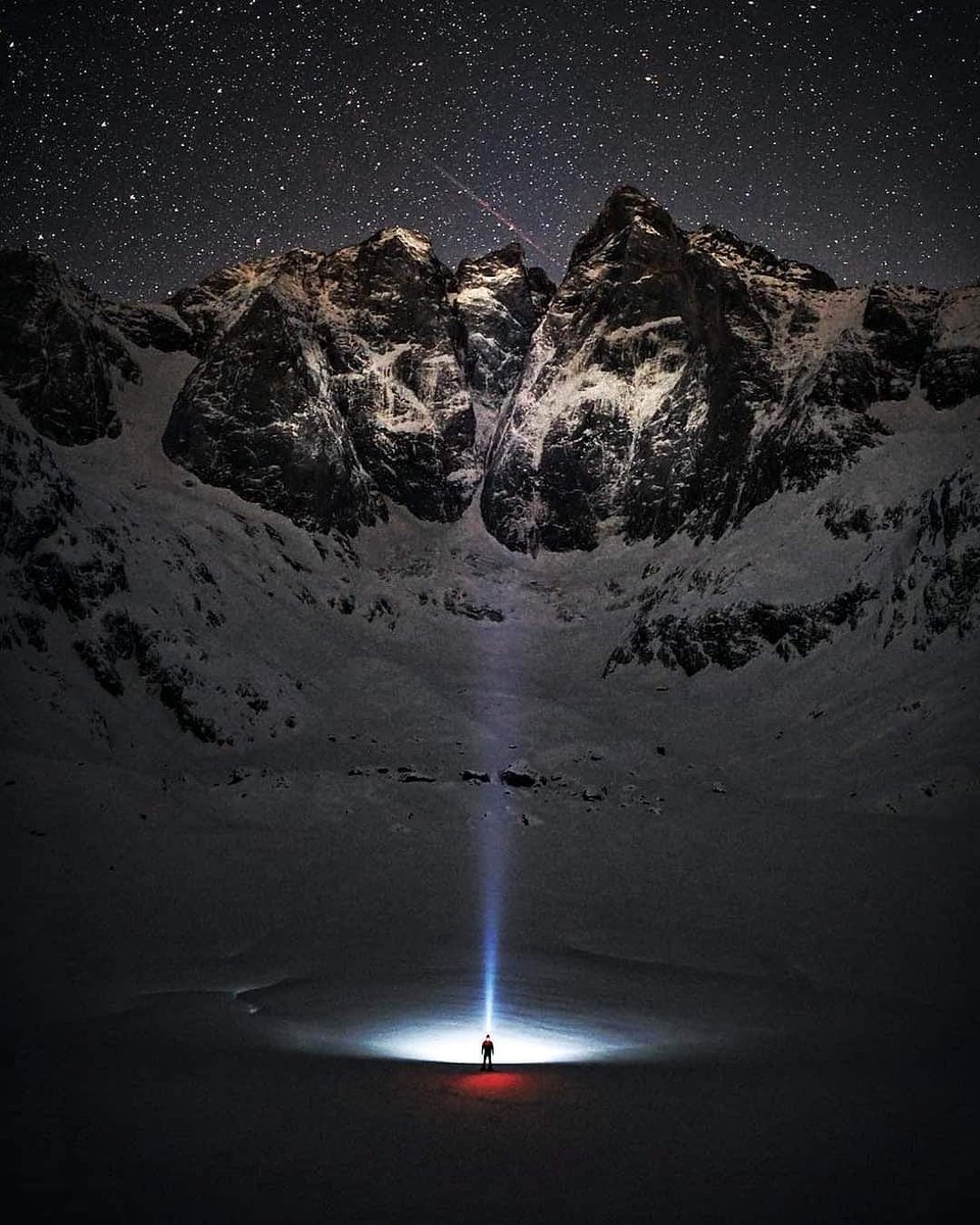 "El mundo quiere vivir en la cima de la #montaña sin saber que la auténtica #felicidad está en la forma de subirla"

(Gabriel García Márquez)

Feliz #DiaInternacionaldelasMontanas a todos los que disfrutáis de ellas

#Trail #Skimo #Senderismo #Esqui #Escalada #Alpinismo #Boadilla