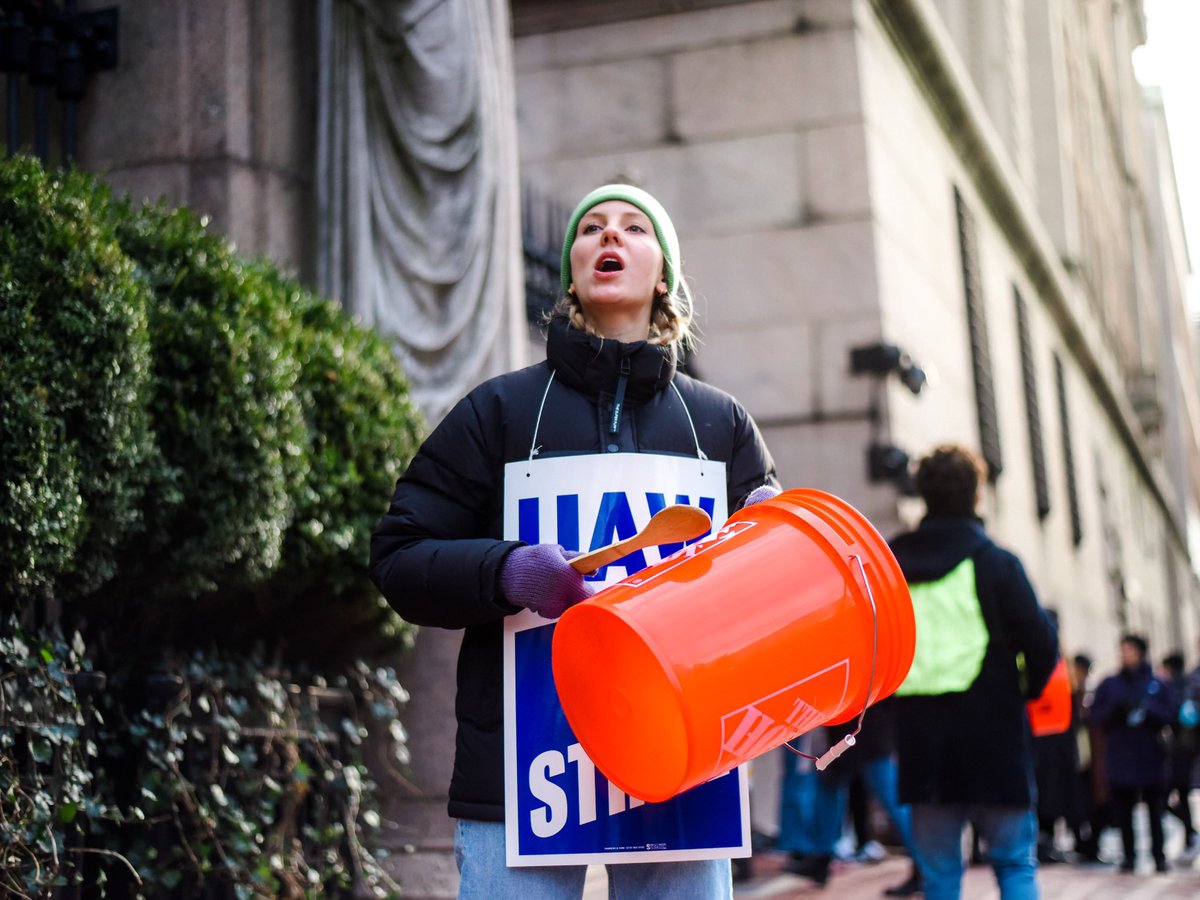 madison_maeve's tweet photo. .@SW_Columbia pickets Columbia University on Wednesday, Nov. 8, 2021. (2/4)

#CUonStrike https://t.co/tbCvqHPzNY