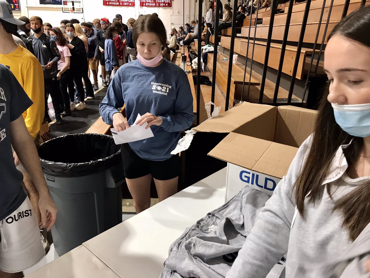 WCelevatewithus's tweet photo. Westminster College Sports Promotion Club helping students relieve stress at WBB win before finals! Best of luck to all students during exam week as ‘22 will be 🔥! Happy holidays! #titans4life #elevatewithus https://t.co/OMETU7Tszv