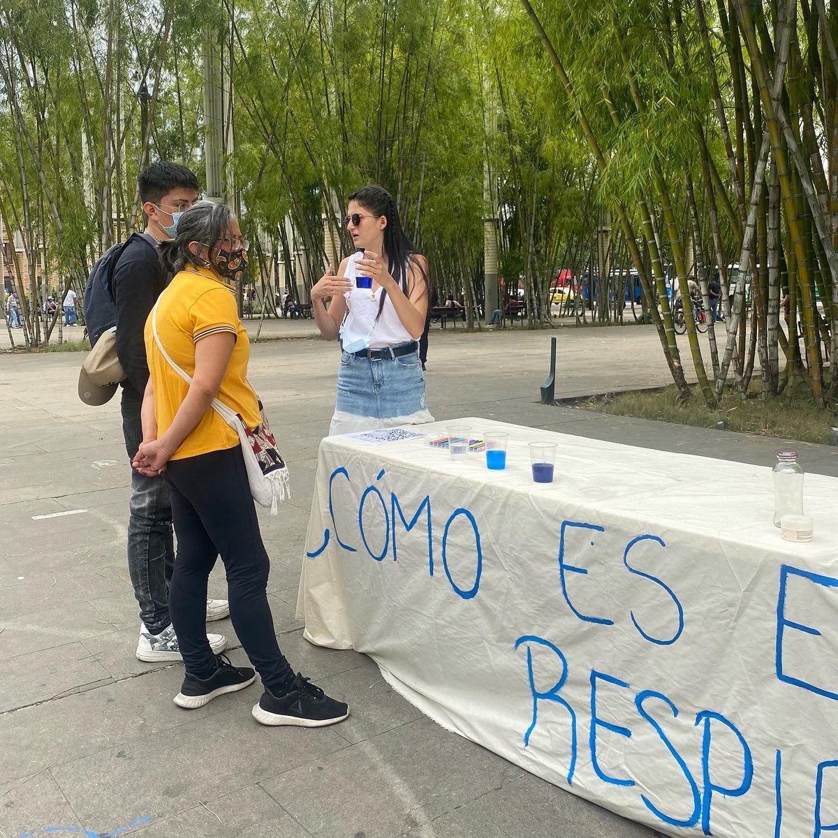 La contaminación atmosférica y el cambio climático están estrechamente relacionados. Hoy en el parque de las luces en el centro de Medellín abordando a las personas y preguntarles: ¿Cómo es el aire que respiran? 

Te invitamos a diligenciar la encuesta: forms.gle/HcacL2PbDmxQoy…