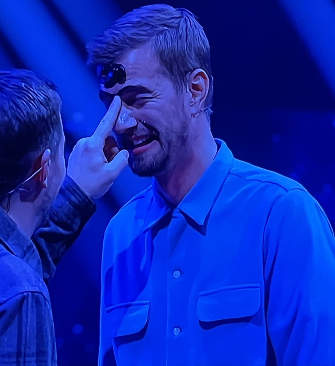 Pep149's tweet photo. Hinter der Bühne sitzt eine Armee Make Up Artists und weint 😂
#dudw https://t.co/wgXahnuzlj