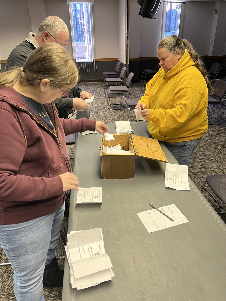 IBT_320's tweet photo. Minneapolis Public Schools Bus Drivers ratify new labor agreement by a large margin. Congratulations SSD1 #Teamsters! @Teamsters @Teamstersjc32 #SSD1 @MPS_News https://t.co/NIklE6SMgn