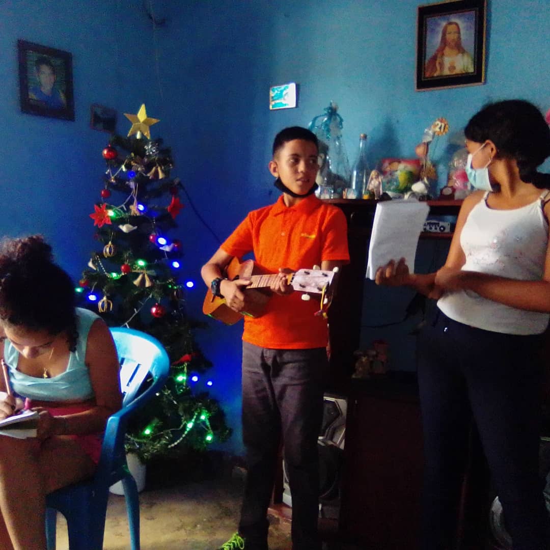 RJV_Falcon's tweet photo. El valor de la familia en navidad 
🎄👨‍👩‍👦‍👦
El día de ayer el equipo de Red Joven Falcón visito los habitantes de la comunidad del cerrito con el objetivo de resaltar la importancia que tiene la familia en la construcción de una nueva sociedad venezolana. https://t.co/fXR3yoYEeK