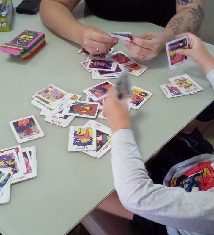 Tarde de apresentar mais um jogo para o afilhado Nicolas,6 anos! Dogodash entre três,sem adaptação e com todas as variantes! Depois de 2 partidas e 2 vitórias dele, ele soltou a máxima: esse jogo vale mil reais é mto divertido eu quero jogar vinte vezes! 😍 <a href="/DogoDash/">Dogo Dash card game 🐶🐱🙎🏿🐻</a> @niehratilat