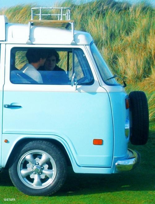 rarepicslh's tweet image. louis and harry in 2011 &amp;lt;3