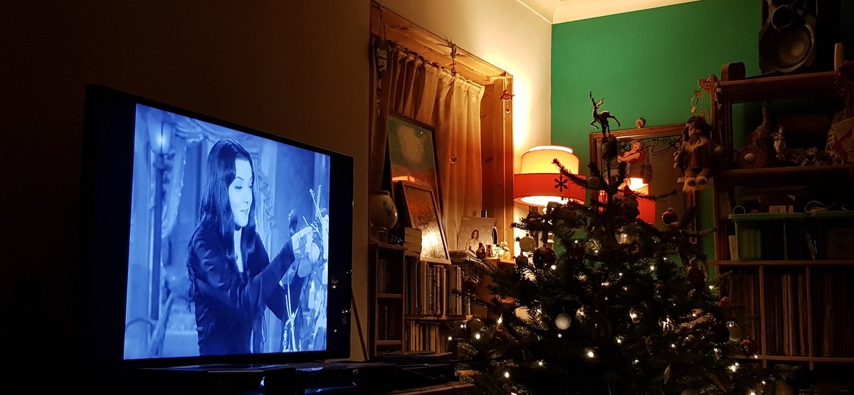 LippyLilli's tweet photo. Wish I'd looked as glam when I decorated the tree! https://t.co/WM7uf8mMFR