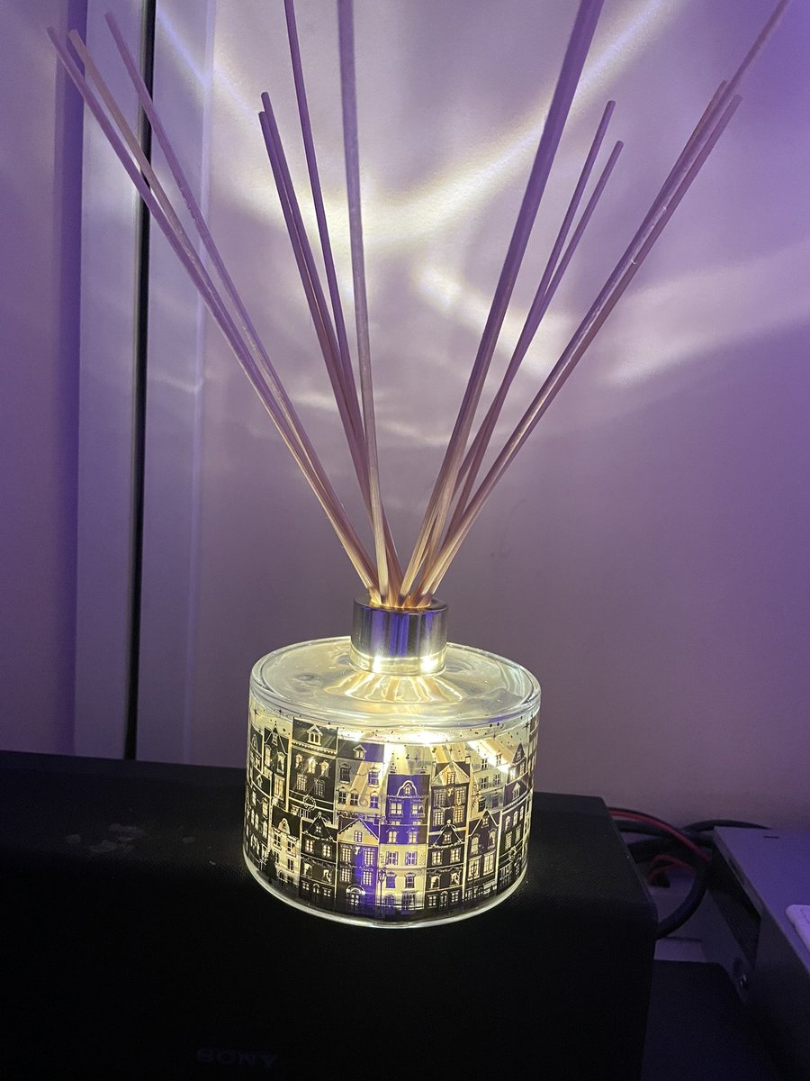 Anne50285558's tweet photo. @marksandspencer hey!!! Just got this for myself and a couple more for friends as gifts… what am I doing wrong??? The light doesn’t stay on??? Turns off after about 4 seconds??? https://t.co/MlmMEqXs6q